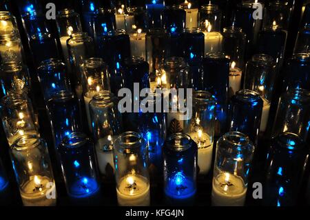 Brennende Kerze in klaren und blauen Farbe kleines Glas Stockfoto