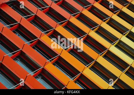 Abstrakt von der farbenfrohen Fassade des Gebäudes mit einem einzigartigen Konzept Stockfoto