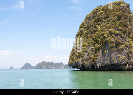 Malerische Kalkstein Inseln in der Bucht von Phang Nga, Phuket, Thailand Stockfoto