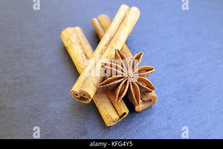 Sternanis und Zimtstangen auf dunklem Hintergrund Stockfoto
