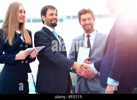 Bild von Geschäftspartnern handshaking Nach unterzeichnen Vertrag Stockfoto