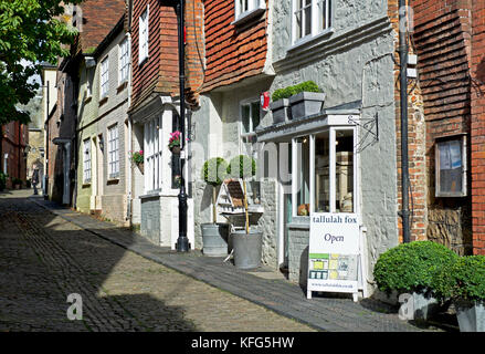 Gepflasterte Straße Lombard Street in Petworth, einer kleinen Stadt in East Sussex, England, Großbritannien Stockfoto