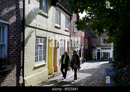 Gepflasterte Straße Lombard Street in Petworth, einer kleinen Stadt in East Sussex, England, Großbritannien Stockfoto