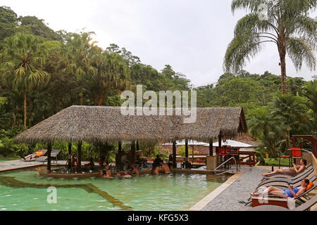 Pool und Bar, Tabacón Hot Springs Resort und Spa, Provinz La Fortuna, Alajuela, Costa Rica, Mittelamerika Stockfoto