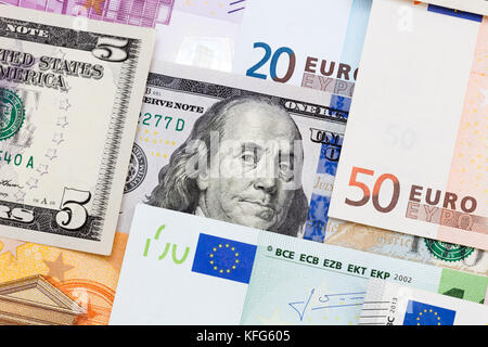 Hintergrund von Papiergeld Banknoten aus Europa und Amerika. Stockfoto
