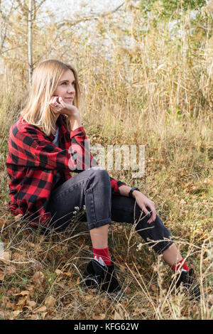 Herbst Porträt der Frau in der Vegetation Stockfoto