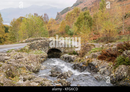 Herbst im Ashness Brücke eine traditionelle Brücke aus Stein im Borrowdale, Lake District National Park, England, Großbritannien Stockfoto