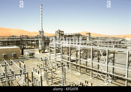 Ein Panorama der Shaybah Gas öl Luftzerlegungsanlage (gosp), eine große Gas-, Öl- und Produktionsstätte in das Leere Viertel Wüste Saudi Arabiens, in der Nähe der Grenze zu den Vereinigten Arabischen Emiraten. Stockfoto