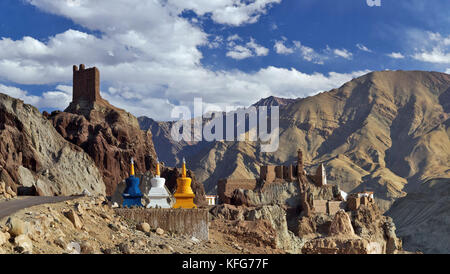 Die Ruinen der alten tibetischen Kloster basgo gonpa, Burgund Ruinen der alten Festung und farbigen neuen buddhistischen Stupas im Vordergrund, Ladakh, Nort Stockfoto