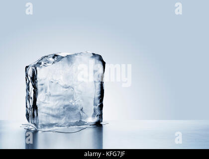 Cold Blue Crystal Clear frozen Eisblock schmelzen zu pool Wasser auf verkratzte Stahl Fläche erzeugen Stockfoto