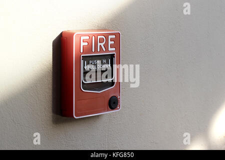 Red Fire alarm" auf Zement Wand Hintergrund Stockfoto