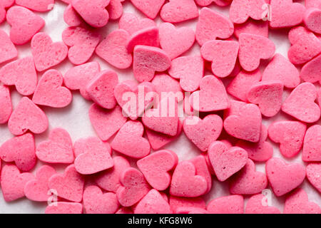 Pink Candy Herzen auf leichtem Papier verstreut Stockfoto