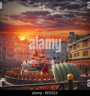 Gold Guru Rinpoche Statue steht in Kathmandu, Nepal. Stockfoto