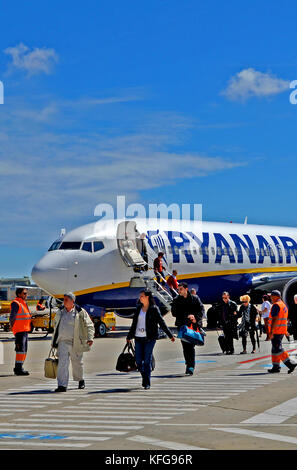 Touristen verlassen Ryanair Flugzeug am internationalen Flughafen Porto, Portugal Stockfoto