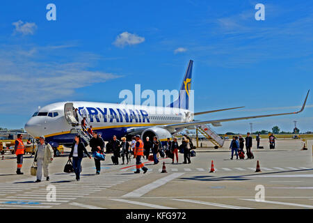 Touristen verlassen Ryanair Flugzeug am internationalen Flughafen Porto, Portugal Stockfoto