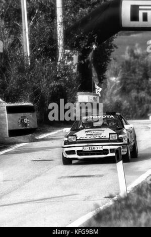 SAN MARINO, SAN MARINO - OTT 21, 2017: Mitsubishi Lancer EVO III 1995 alten Rennwagen Rallye DIE LEGENDE 2017 der berühmte SAN MARINO historische Rennen Stockfoto