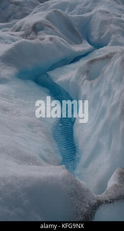 Unglaubliche Aussicht auf die Gletscher Perito Merino von der Promenade und auf dem Gletscher. Streams von fließendem Wasser, gefrorene Berggipfel und Landschaften Stockfoto