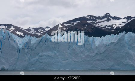 Unglaubliche Aussicht auf die Gletscher Perito Merino von der Promenade und auf dem Gletscher. Streams von fließendem Wasser, gefrorene Berggipfel und Landschaften Stockfoto