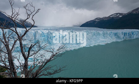 Unglaubliche Aussicht auf die Gletscher Perito Merino von der Promenade und auf dem Gletscher. Streams von fließendem Wasser, gefrorene Berggipfel und Landschaften Stockfoto