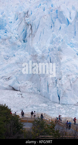 Unglaubliche Aussicht auf die Gletscher Perito Merino von der Promenade und auf dem Gletscher. Streams von fließendem Wasser, gefrorene Berggipfel und Landschaften Stockfoto