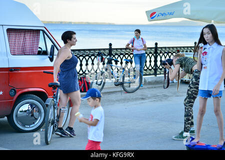 Russland, saratow - 9, 2017 August: unbekannte Personen sind an der Wolga Damm an einem heissen Sommertag in saratow fotografiert am 9. August 2017, in r Stockfoto