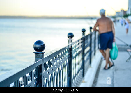 Russland, saratow - 09.08.2017: Unbekannter älterer Mann in Shorts Spaziergänge am Ufer der Wolga an einem heissen Sommertag in Saratow 08.09.2017, r Stockfoto