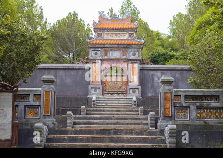 Treppen und Tor zum Kaiser Tu Duc Grab in Hue Vietnam Stockfoto