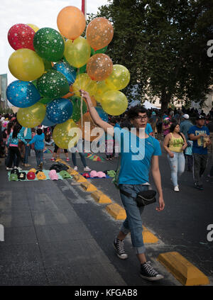 Kinder zu Fuß die Straße runter, halten bunte Luftballons an der Christmas Parade und Festivals in Buenos Aires, Argentinien. Stockfoto