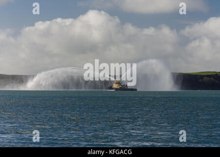 Svitzer gelliswick Ausgabe beeindruckende Wasserstrahlen aus der Löschkanonen in Milford Haven auf ein ruhiger Tag Stockfoto