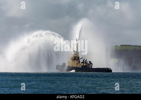 Svitzer gelliswick Ausgabe beeindruckende Wasserstrahlen aus der Löschkanonen in Milford Haven auf ein ruhiger Tag Stockfoto