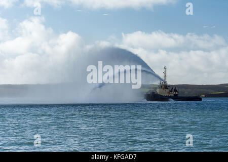 Svitzer gelliswick Ausgabe beeindruckende Wasserstrahlen aus der Löschkanonen in Milford Haven auf ein ruhiger Tag Stockfoto