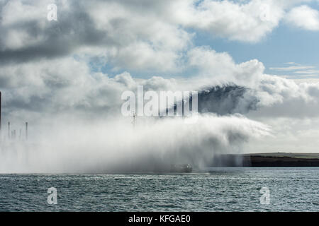 Svitzer gelliswick Ausgabe beeindruckende Wasserstrahlen aus der Löschkanonen in Milford Haven auf ein ruhiger Tag Stockfoto