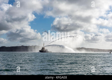 Svitzer gelliswick Ausgabe beeindruckende Wasserstrahlen aus der Löschkanonen in Milford Haven auf ein ruhiger Tag Stockfoto