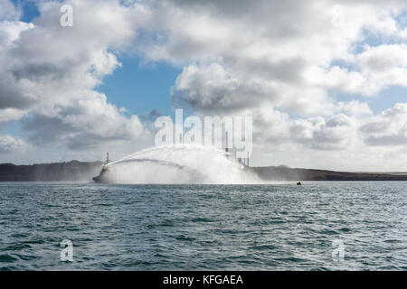 Svitzer gelliswick Ausgabe beeindruckende Wasserstrahlen aus der Löschkanonen in Milford Haven auf ein ruhiger Tag Stockfoto