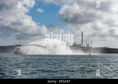 Svitzer gelliswick Ausgabe beeindruckende Wasserstrahlen aus der Löschkanonen in Milford Haven auf ein ruhiger Tag Stockfoto