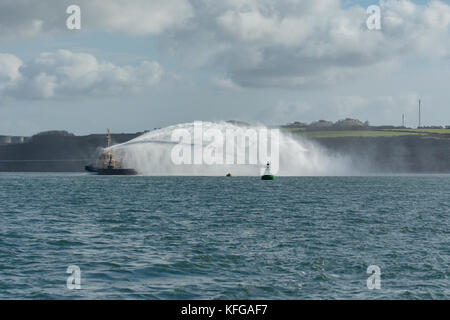 Svitzer gelliswick Ausgabe beeindruckende Wasserstrahlen aus der Löschkanonen in Milford Haven auf ein ruhiger Tag Stockfoto