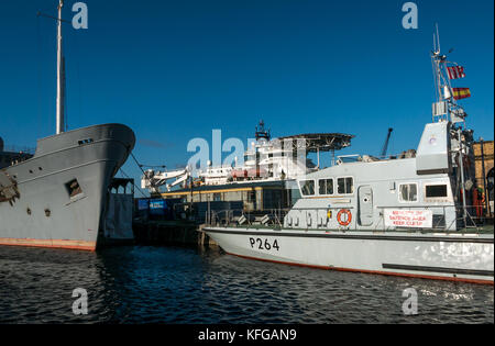 Schiffe im Dock, HMS Archer P264, Royal Navy Verteidigungsministerium Schiff, bohrinsel Support mit Helikopter deck und MV Fingal, Leith, Schottland, Großbritannien Stockfoto