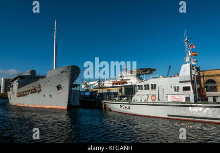 Schiffe HMS Archer P264, Royal Navy Verteidigungsministerium Schiff, bohrinsel Support mit Helikopter deck und MV Fingal, Leith Docks, Edinburgh, Schottland Stockfoto