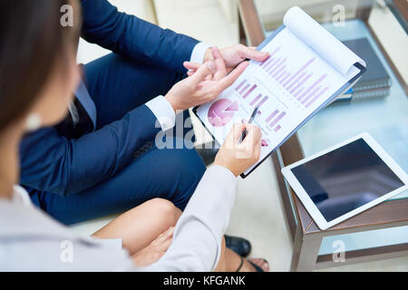 Geschäft Leute diskutieren Daten Stockfoto