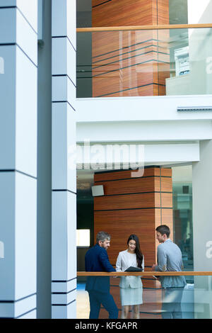 Geschäftsleute in der modernen Bürogebäude Stockfoto