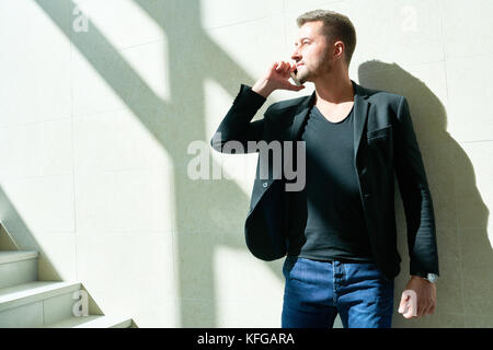 Stattliche reifer Mann sprechen per Telefon Stockfoto