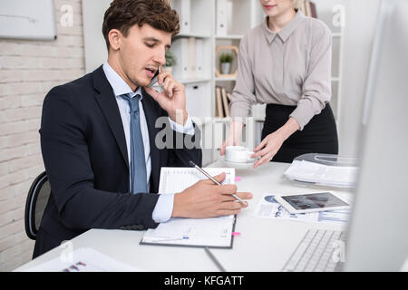 Business Executive besetzt im Amt Stockfoto