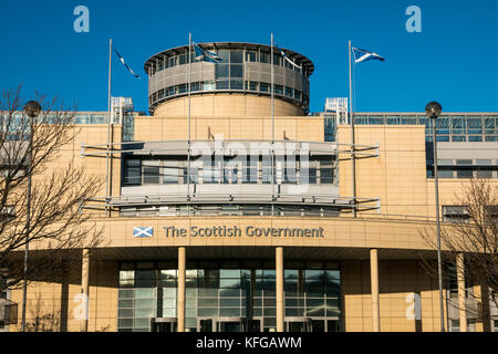 Blick auf Victoria Quay, modernes schottisches Regierungsgebäude in Leith Dock, Edinburgh, Schottland, Großbritannien, mit blauem Himmel Stockfoto