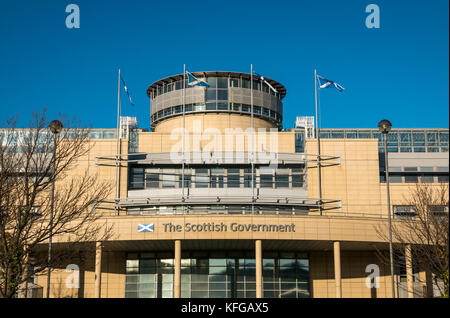 Blick auf Victoria Quay, modernes schottisches Regierungsgebäude in Leith Dock, Edinburgh, Schottland, Großbritannien, mit blauem Himmel Stockfoto