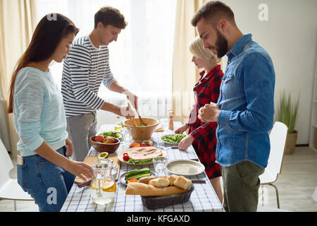 Eine Gruppe von Freunden, Abendessen Stockfoto