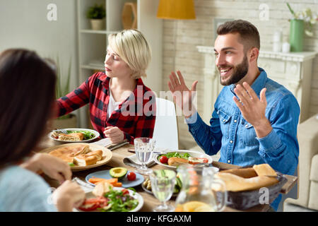 Glückliche Menschen, Geschichten am Tisch Stockfoto