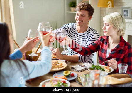 Freunde Anstoßen an Dinner Party Stockfoto