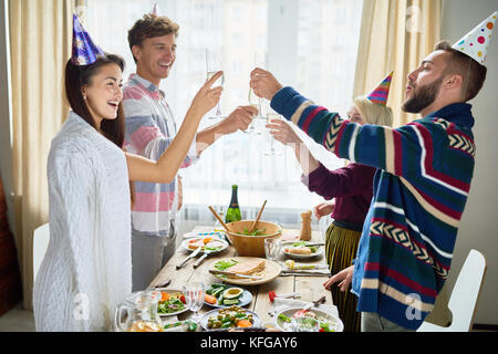 Freunde feiern Geburtstag zum Abendessen Stockfoto