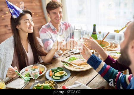 Gerne asiatische Frau feiert Geburtstag mit Freunden Stockfoto