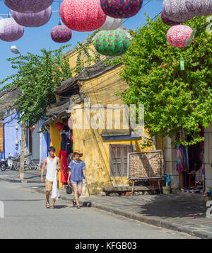 Hoi An, Vietnam - Juni 2017: Gelbe Häuser und Leute auf der Straße in Hoi An Vietnam Stockfoto